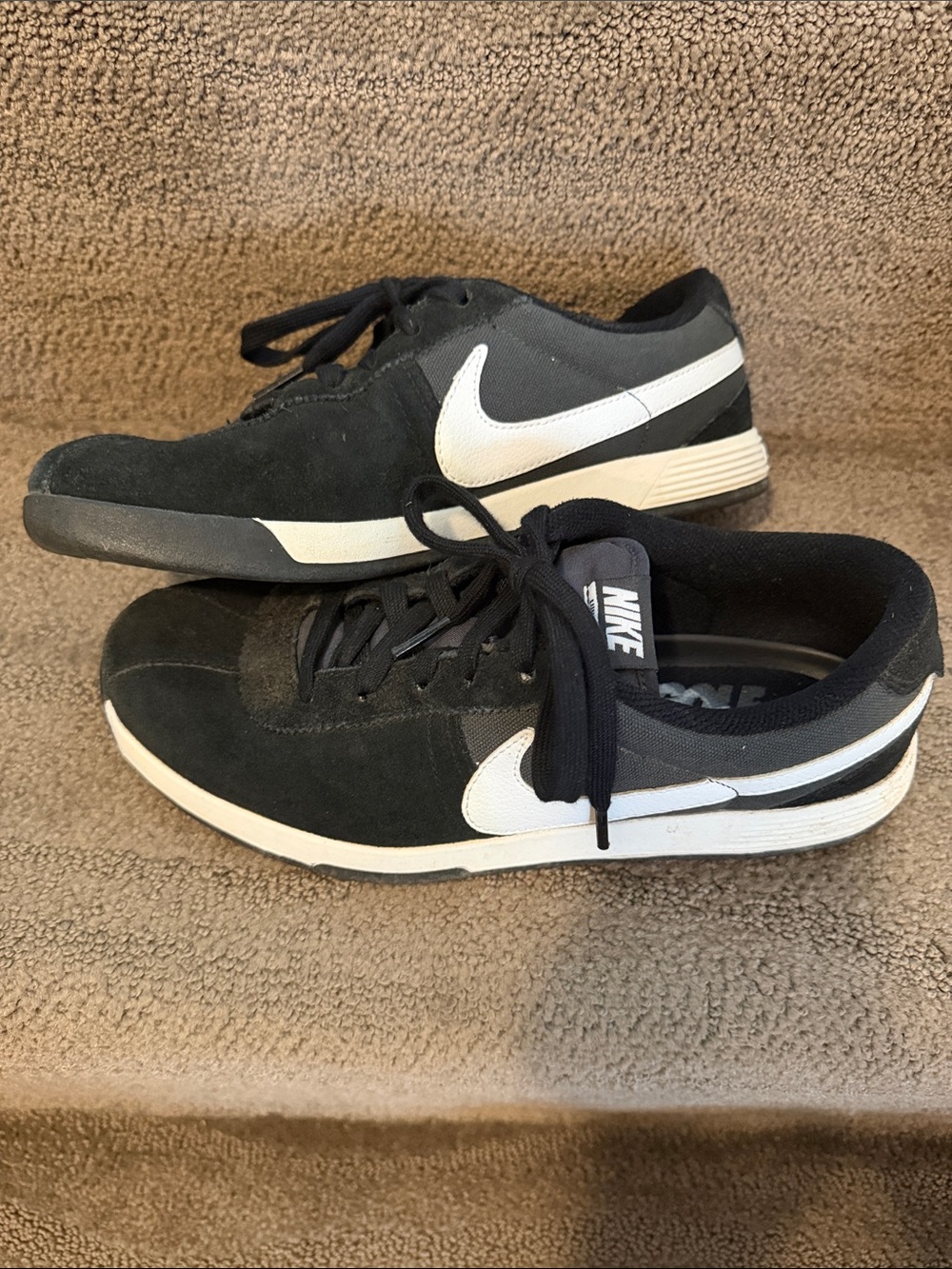 Women’s Nike Black and White Low-Top Golf Shoes. Suede